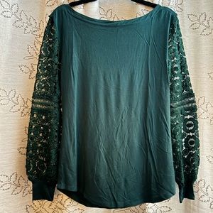 NWOT - Green lace sleeves - lightweight shirt - Sz Medium